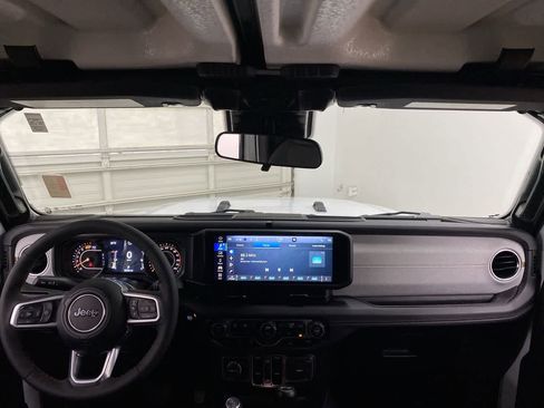 Used 2025 Jeep Wrangler Unlimited Sahara AWD/4WD image 12