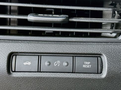 Used 2025 Nissan Altima 2.5 SV FWD image 17