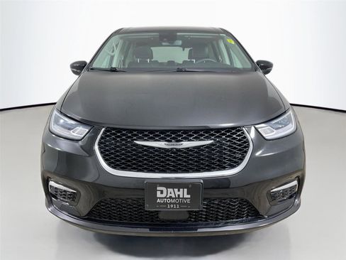 Used 2024 Chrysler Pacifica Touring-L FWD image 3