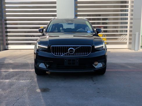 Used 2025 Volvo XC40 B5 Core image 3