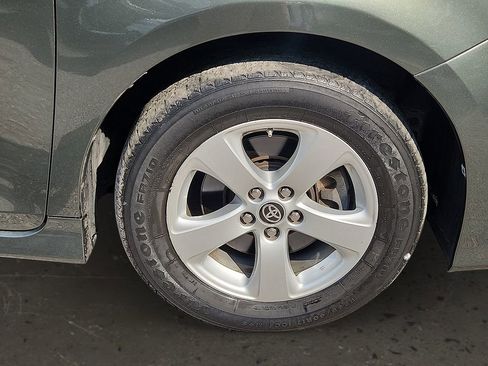 Used 2020 Toyota Sienna L image 9