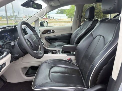Used 2023 Chrysler Pacifica Limited image 11