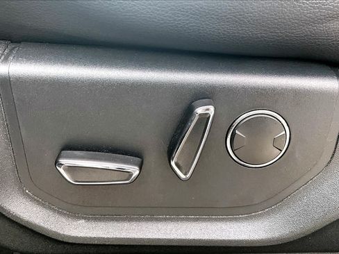 Used 2019 Ford Expedition XLT w/ Equipment Group 202A AWD/4WD image 32