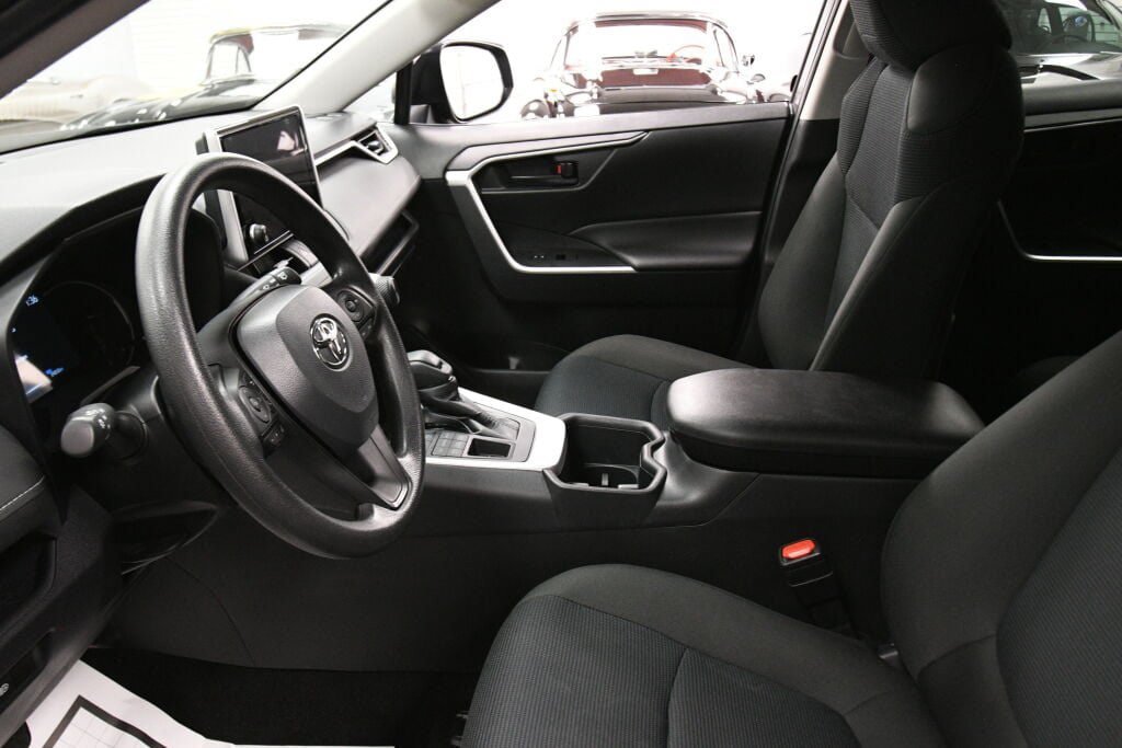 Certified 2025 Toyota RAV4 LE AWD/4WD image 18