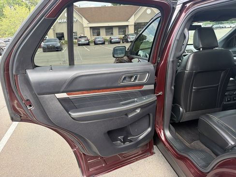 Used 2018 Ford Explorer Platinum AWD/4WD image 29