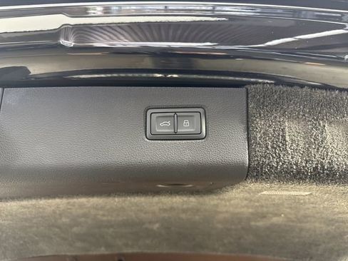 Used 2023 Bentley Bentayga Extended Wheelbase image 35