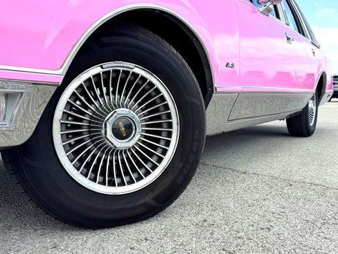 Used 1989 Lincoln Town Car Signature image 2