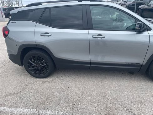 Used 2024 GMC Terrain SLE w/ Driver Convenience Package image 3