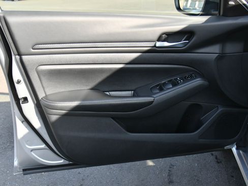 Used 2024 Nissan Altima 2.5 SV FWD image 13