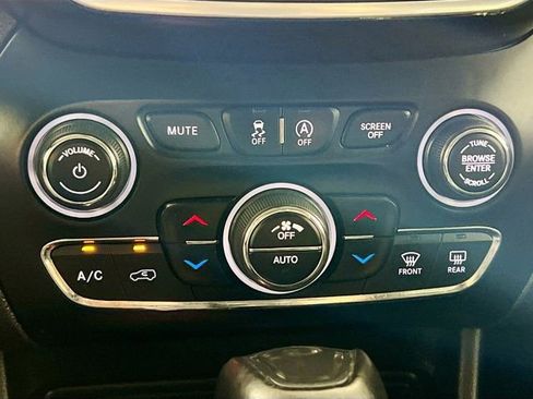 Used 2021 Jeep Cherokee Trailhawk image 21