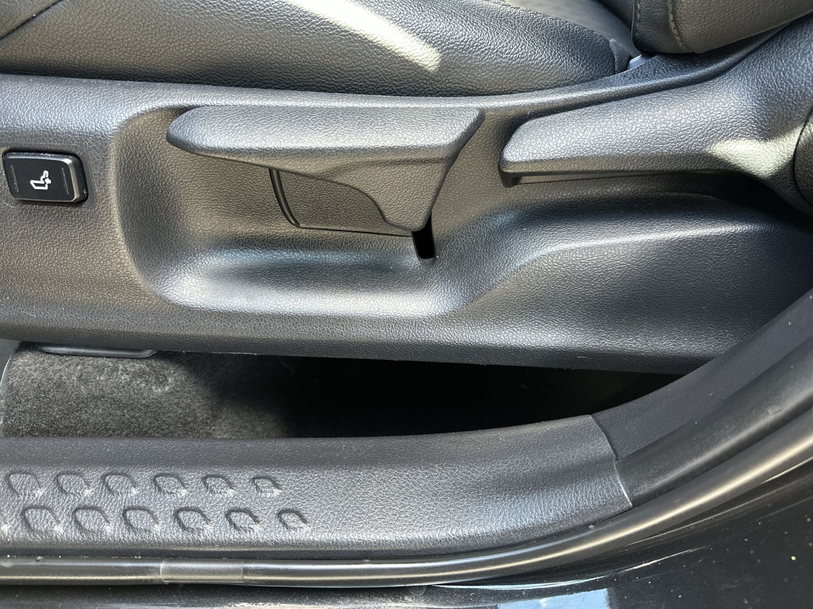Used 2019 Toyota C-HR Limited FWD image 15