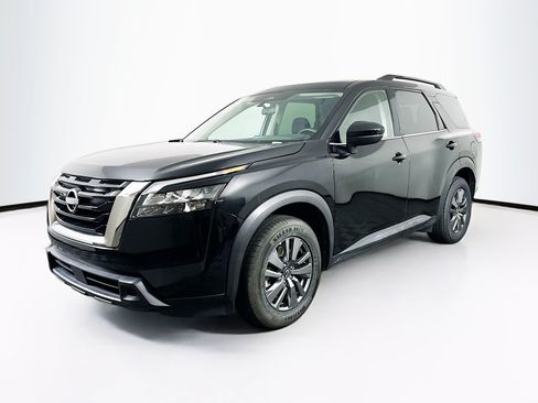 Used 2024 Nissan Pathfinder SV FWD image 3