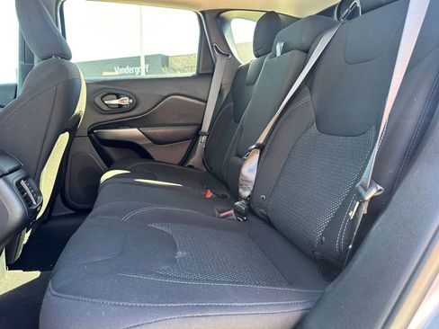 Used 2019 Jeep Cherokee Latitude w/ Popular Appearance Group image 16