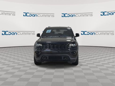 Used 2018 Jeep Grand Cherokee Laredo AWD/4WD image 3