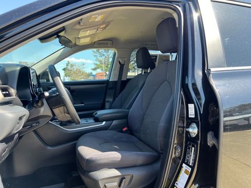 Used 2023 Toyota Highlander L image 10