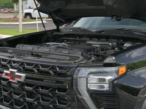 Used 2025 Chevrolet Silverado 2500 ZR2 w/ Technology Package AWD/4WD image 8