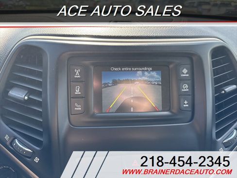 Used 2016 Jeep Cherokee Latitude w/ Cold Weather Group image 10
