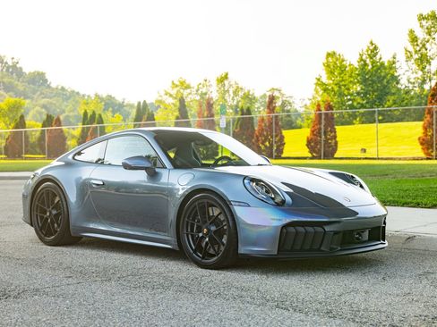 Used 2025 Porsche 911 Carrera GTS RWD image 3