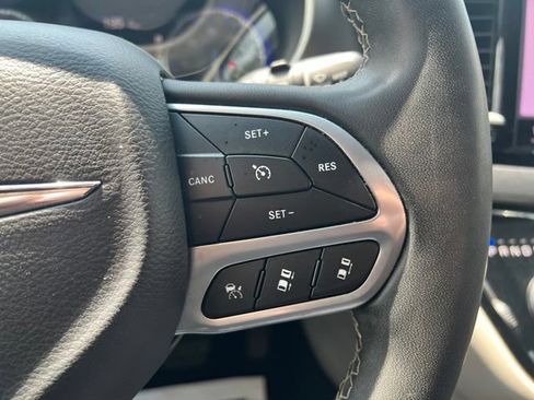 Used 2022 Chrysler Pacifica Touring-L FWD image 14