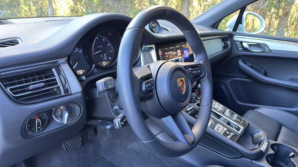 Certified 2026 Porsche Macan AWD/4WD image 9