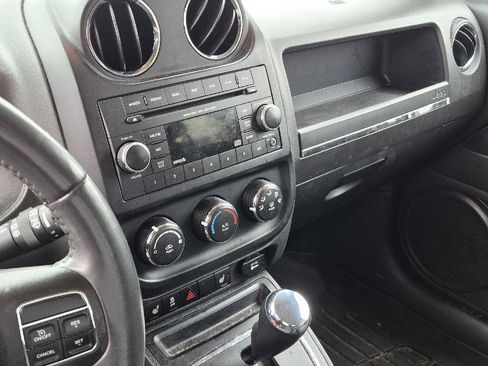 Used 2015 Jeep Patriot Latitude AWD/4WD image 6