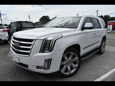 Used 2017 Cadillac Escalade Luxury RWD image 1