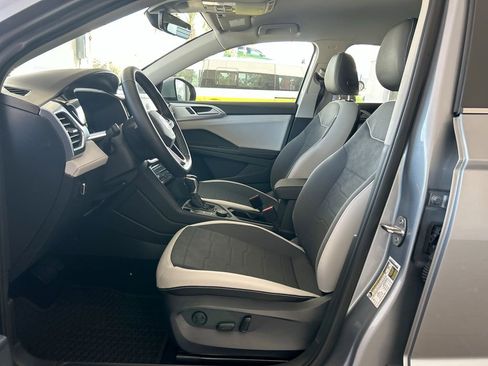 Certified 2025 Volkswagen Taos SE image 10
