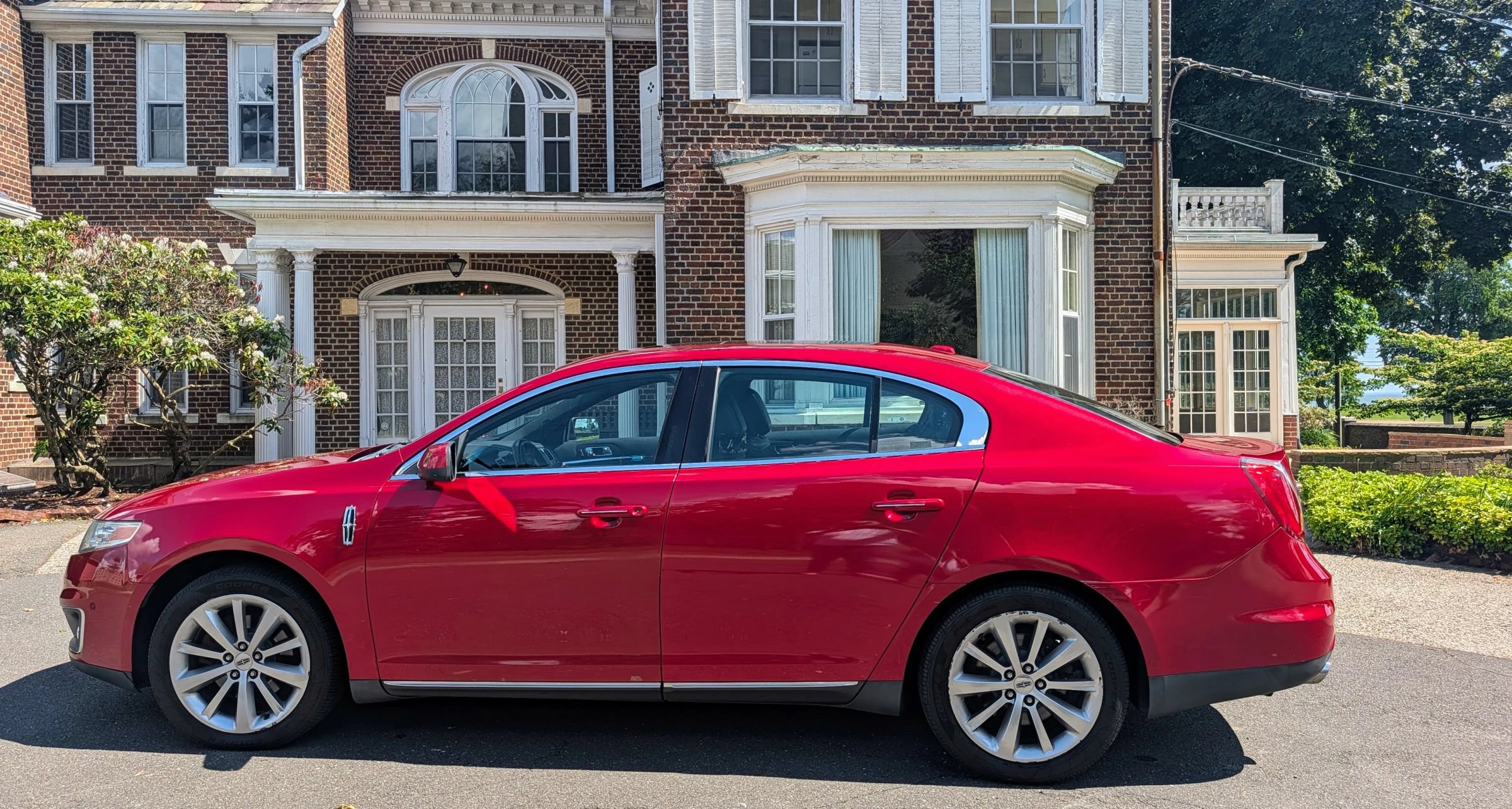 Used 2012 Lincoln MKS AWD image 1