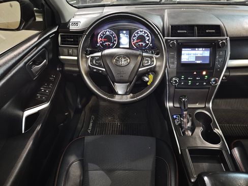 Used 2017 Toyota Camry SE w/ Moonroof Package FWD image 4