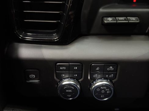 Used 2024 GMC Sierra 1500 AT4 w/ Technology Package image 39