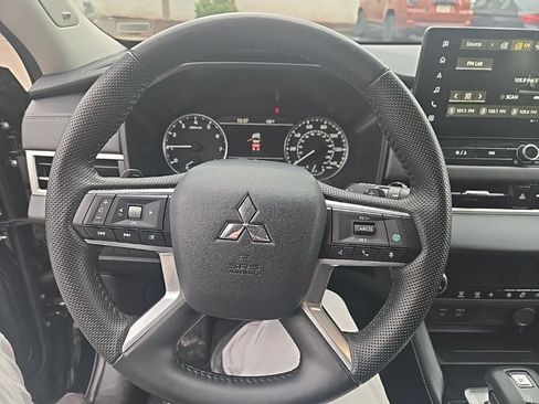 Used 2025 Mitsubishi Outlander SE image 2