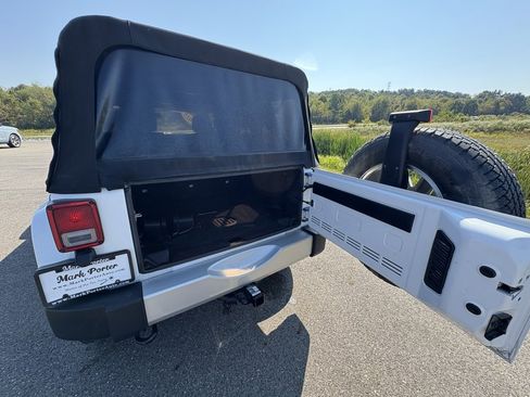 Used 2015 Jeep Wrangler Unlimited Sahara w/ Connectivity Group image 20