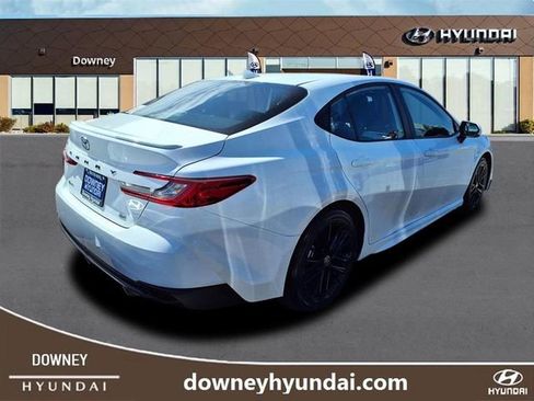 Used 2025 Toyota Camry SE image 4