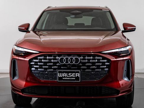 Used 2025 Audi Q5 Premium Plus w/ Premium Plus AWD/4WD image 2
