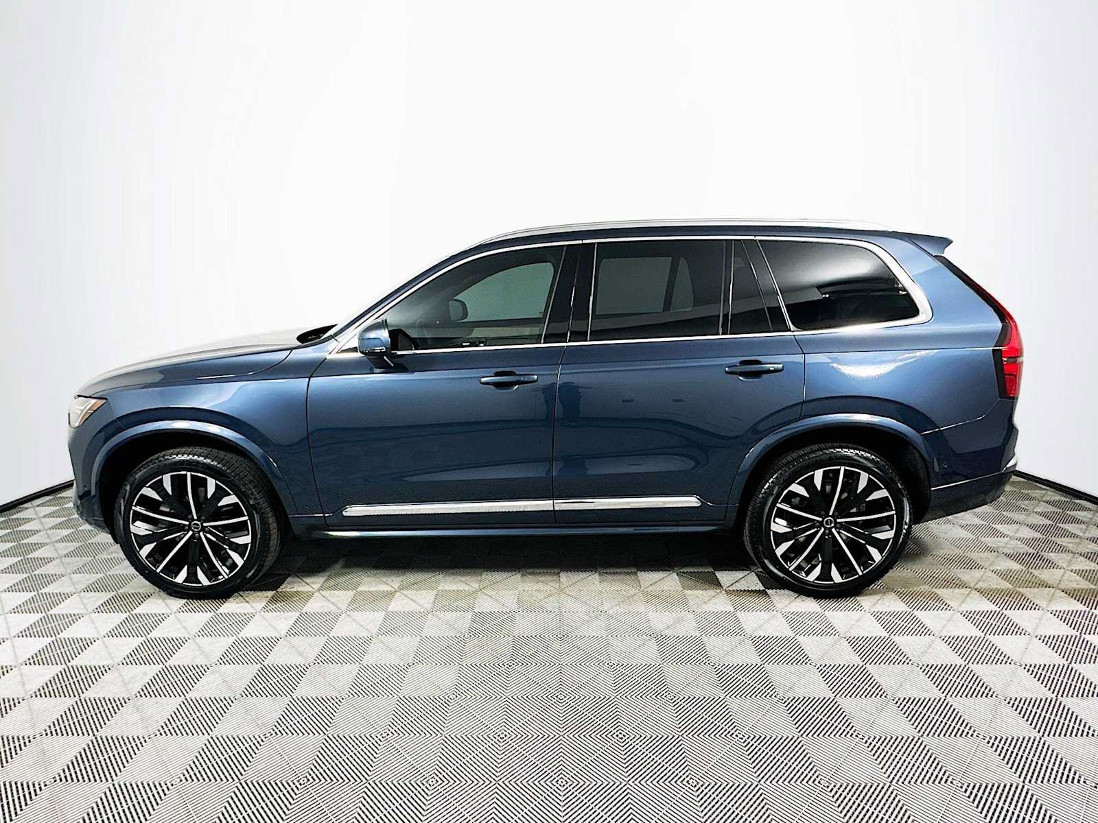 New 2026 Volvo XC90 B6 Plus w/ Protection Package Premier AWD/4WD image 4