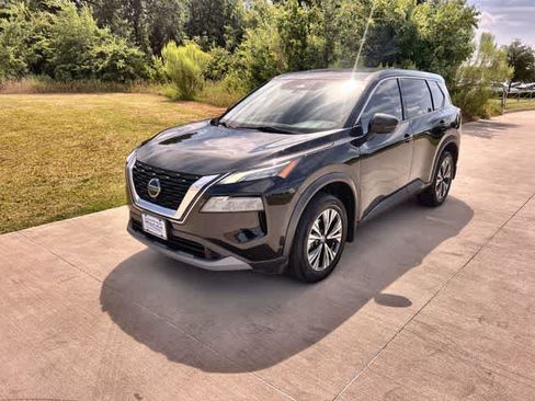 Used 2021 Nissan Rogue SV FWD image 2