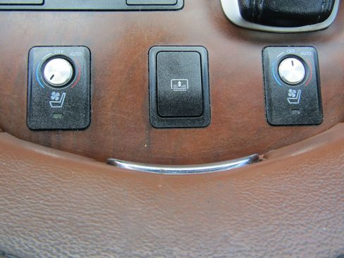 Used 2013 Lexus LS 460 AWD w/ Comfort Pkg image 27