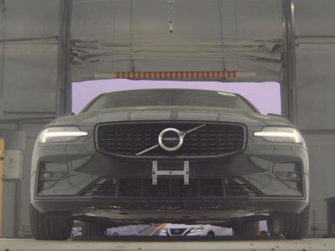 Used 2025 Volvo S60 B5 Core image 3