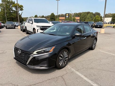 Used 2025 Nissan Altima 2.5 SV FWD image 3