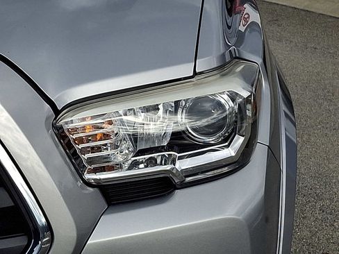 Certified 2018 Toyota Tacoma SR5 image 12