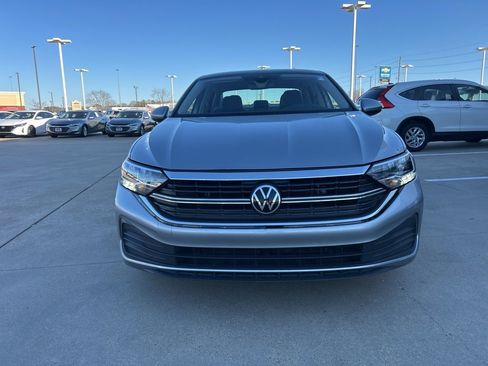 Used 2024 Volkswagen Jetta SE image 3