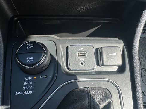 Used 2019 Jeep Cherokee Latitude Plus w/ Comfort/Convenience Group AWD/4WD image 37