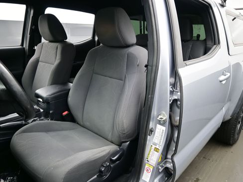 Used 2018 Toyota Tacoma TRD Off-Road w/ Technology Package AWD/4WD image 9