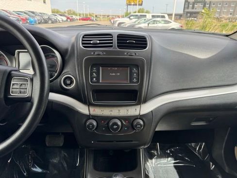 Used 2017 Dodge Journey SXT w/ Comfort/Convenience Group FWD image 2