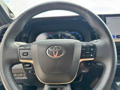Used 2023 Toyota Crown AWD/4WD image 13