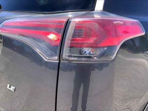 Used 2018 Toyota RAV4 LE FWD image 30