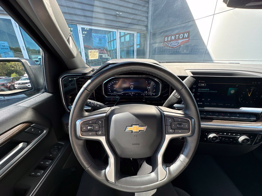 Used 2025 Chevrolet Silverado 1500 LT AWD/4WD image 14