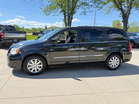 Used 2014 Chrysler Town & Country Touring FWD image 7