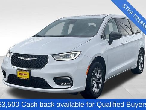 New 2026 Chrysler Pacifica Select image 2