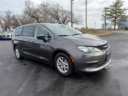 Used 2023 Chrysler Voyager LX image 8